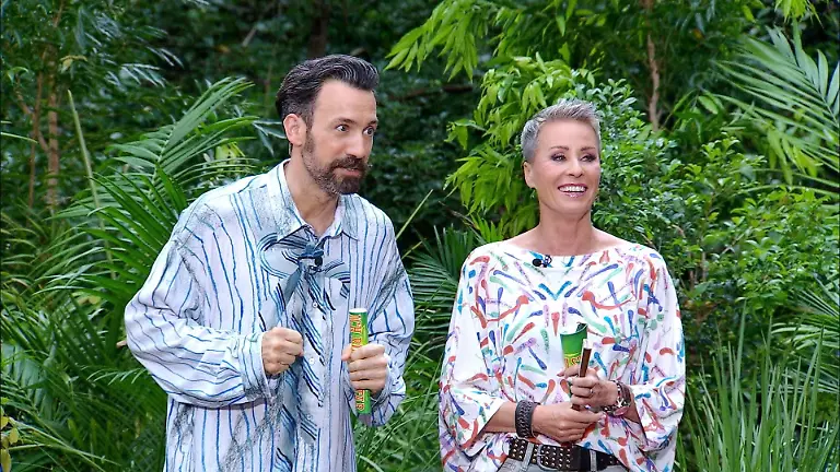 ACHTUNG-SPERRFRIST-FUeR-ALLE-MEDIEN-BIS-ZUM-SHOWENDE-MONTAG-02-FEBRUAR-2026-22-30-UHR-Sonja-Zietlow-und-Jan-Koeppen-begruessen-die-vier-Stars-zur-Dschungelpruefung-Die-WEH-C-Promis-Die-Verwendung-des-sendungsbezogenen-Materials-ist-nur-mit-dem-Hinweis-und-Verlinkung-auf-RTL-gestattet