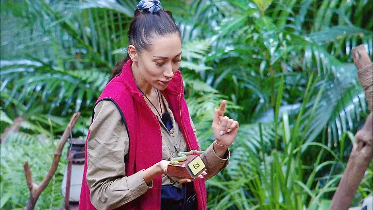 ACHTUNG-SPERRFRIST-FUeR-ALLE-MEDIEN-BIS-ZUM-SHOWENDE-MONTAG-02-FEBRUAR-2026-22-30-UHR-Samira-Yavuz-laesst-es-sich-nicht-nehmen-nimmt-die-Schlange-und-klebt-das-Eva-Schild-darauf-Die-Verwendung-des-sendungsbezogenen-Materials-ist-nur-mit-dem-Hinweis-und-Verlinkung-auf-RTL-gestattet