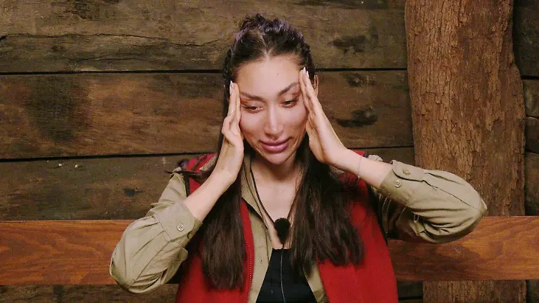 ACHTUNG-SPERRFRIST-FUeR-ALLE-MEDIEN-BIS-ZUM-SHOWENDE-MONTAG-02-FEBRUAR-2026-22-30-UHR-Auch-Samira-Yavuz-hat-ihre-Meinung-zu-dem-Schauspieler-Der-Hardy-der-ist-ja-auch-so-eine-kleine-Couch-Potatoe-den-kompletten-Tag-hinweg-siehst-du-ihn-nur-auf-seine-Pritsche-haengen-und-dann-gibt-es-Abendessen-Dann-wandert-er-eine-Pritsche-weiter-zu-Hubert-Das-ist-die-Pritsche-die-ganz-nah-am-Geschehen-ist-Die-Verwendung-des-sendungsbezogenen-Materials-ist-nur-mit-dem-Hinweis-und-Verlinkung-auf-RTL-gestattet