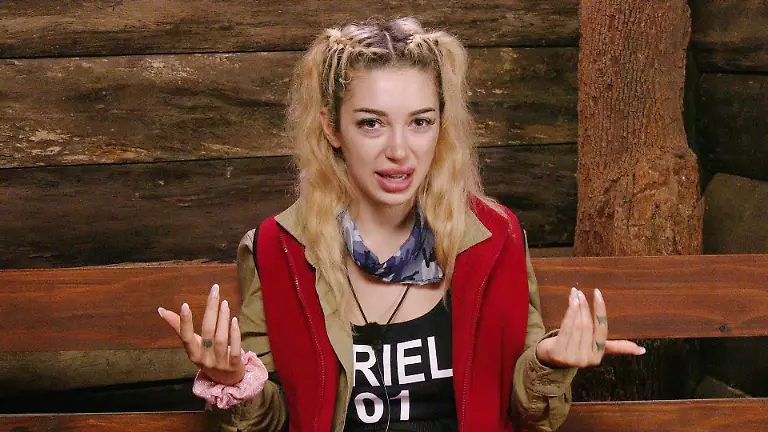 ACHTUNG-SPERRFRIST-FUeR-ALLE-MEDIEN-BIS-ZUM-SHOWENDE-MONTAG-02-FEBRUAR-2026-22-30-UHR-Ariel-hat-eine-klare-Meinung-und-tut-diese-im-Dschungelcamp-kund-Auch-wenn-ich-Eva-nicht-mag-aber-jede-Frau-darf-anziehen-was-sie-moechte-und-da-hat-kein-Mann-auf-dieser-Welt-das-zu-beurteilen-Die-Verwendung-des-sendungsbezogenen-Materials-ist-nur-mit-dem-Hinweis-und-Verlinkung-auf-RTL-gestattet