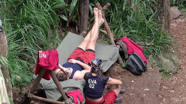 ACHTUNG-SPERRFRIST-FUeR-ALLE-MEDIEN-BIS-ZUM-SHOWENDE-MONTAG-02-FEBRUAR-2026-22-30-UHR-Patrick-Romer-hat-Eva-Benetatou-deutlich-zu-verstehen-gegeben-dass-er-seiner-Freundin-Anneli-nicht-auch-nur-den-kleinsten-Verdachtsmoment-geben-moechte-Trotzdem-will-Eva-mit-ihm-noch-mal-ueber-die-Flirtvorwuerfe-sprechen-Patrick-blockt-ab-Die-Verwendung-des-sendungsbezogenen-Materials-ist-nur-mit-dem-Hinweis-und-Verlinkung-auf-RTL-gestattet