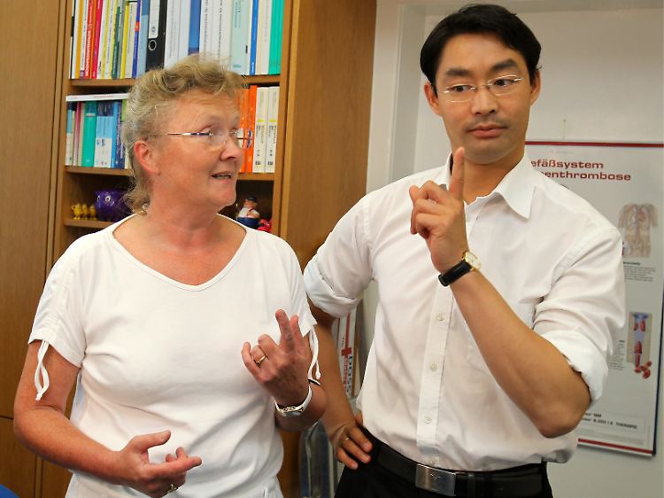 Im August 2010 besuchte Rösler die Landarzt-Praxis von Astrid Elgeti im vorpommerschen Loitz, um sich ein Bild über den Ärztemangel auf dem Lande zu machen.