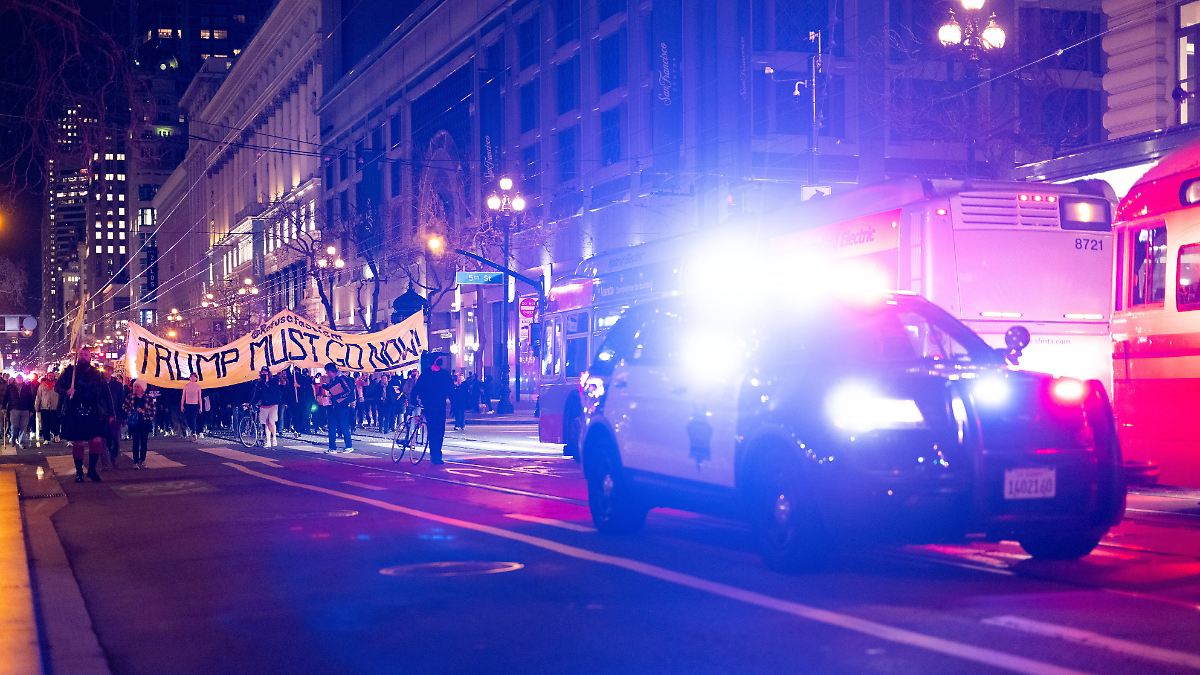 Sogar-Batman-ist-stinksauer-Trump-und-sein-dunkler-ICE-Schatten-bedrohen-den-Super-Bowl