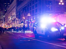 Sogar Batman ist stinksauer: Trump und sein dunkler ICE-Schatten bedrohen den Super Bowl