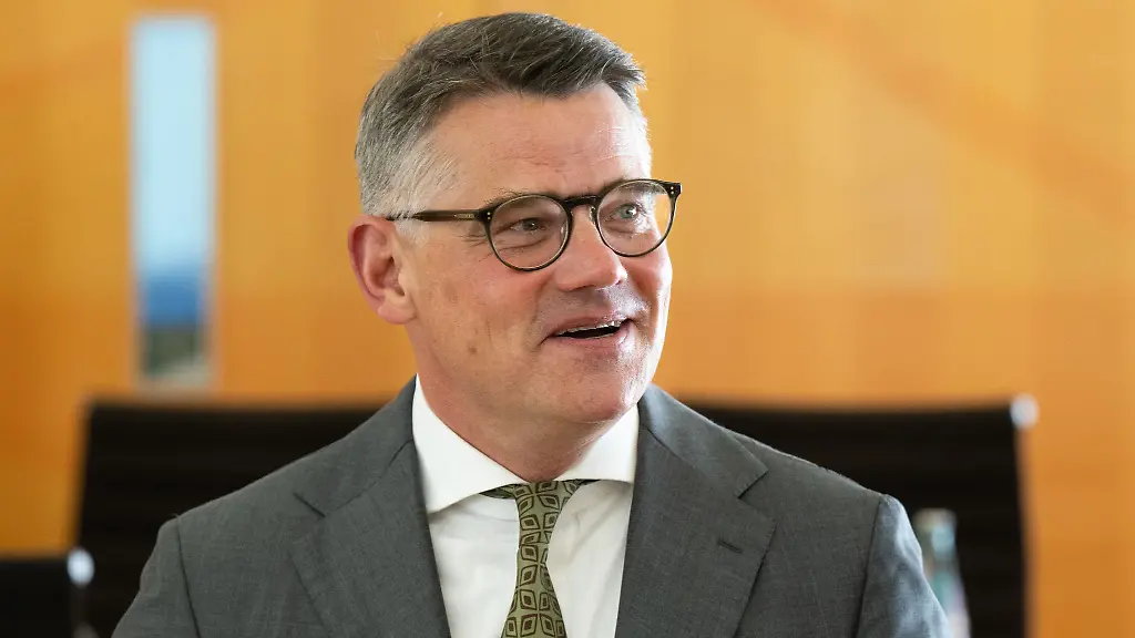 Hessens-Ministerpraesident-Boris-Rhein-CDU-aeussert-sich-laut-Tagesordnung-in-der-zweiten-Lesung-des-Haushalts-2026-im-Landtag