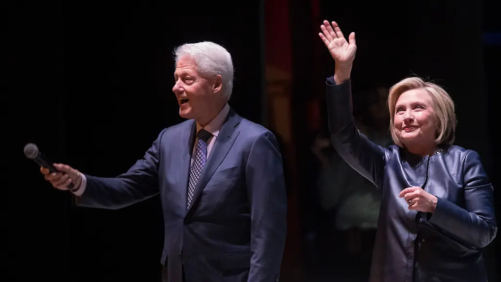 11-04-2019-USA-New-York-Bill-Clinton-ehemaliger-Praesident-der-USA-und-seine-Frau-Hillary-Clinton-ehemalige-Aussenministerin-der-USA-winken-im-Beacon-Theatre-waehrend-der-Veranstaltung-An-Evening-with-the-Clintons