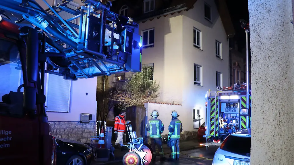 Nach-einem-Brand-in-Weinheim-Rhein-Neckar-Kreis-holt-die-Feuerwehr-eine-tote-Frau-aus-einem-Wohngebaeude