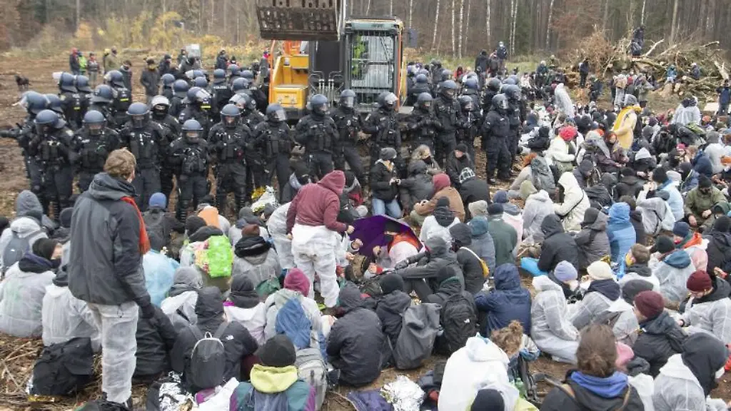 Aktivisten-blockieren-auf-der-Rodungsflaeche-im-Wald-bei-Dannenrod-einen-Bagger