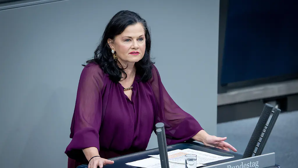 Gitta-Connemann-CDU-im-Portrait-bei-seiner-Rede-zum-Tagesordnungspunkt-Klimaschutzfolgenbereinigungsgesetz-bei-der-40-Sitzung-des-Deutschen-Bundestag-in-Berlin-13-11