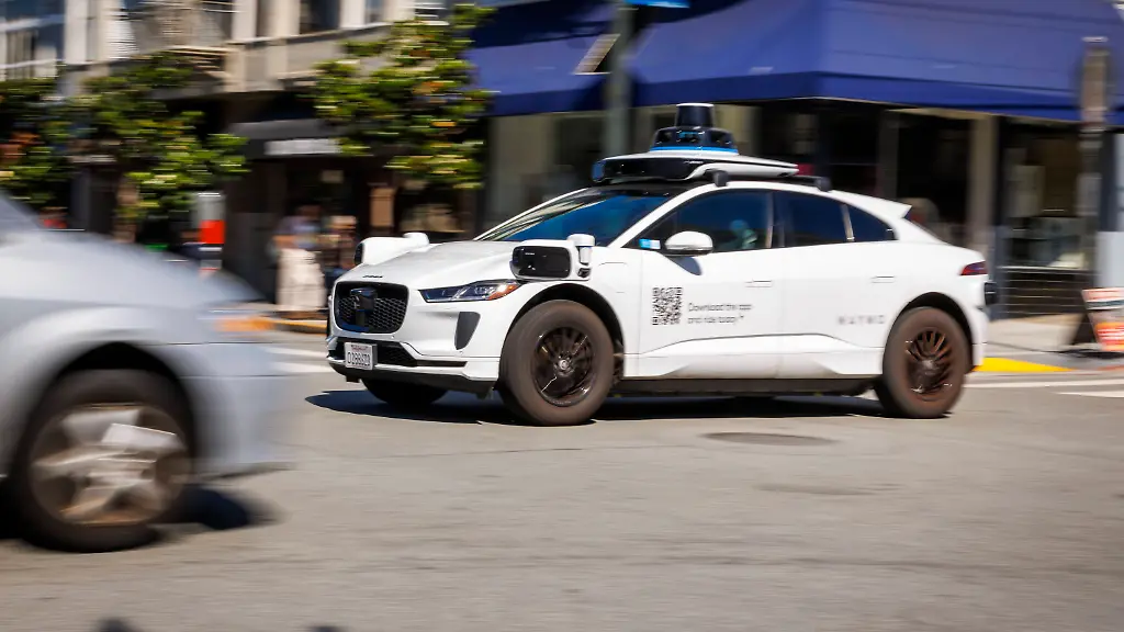 Waymo-selbstfahrende-Taxis-Robotaxis-Waymo-ist-ein-Unternehmen-zur-Entwicklung-von-Technologien-fuer-autonome-Fahrzeuge-Waymo-setzt-die-Arbeiten-des-Projekts-Google-Driverless-Car-Googles-fahrerloses-Auto-des-Google-Konzerns-fort-und-wurde-im-Dezember-2016-als-Tochtergesellschaft-der-aus-einer-Umstrukturierung-von-Google-hervorgegangenen-Alphabet-Inc-gegruendet-San-Francisco-07-10-2025