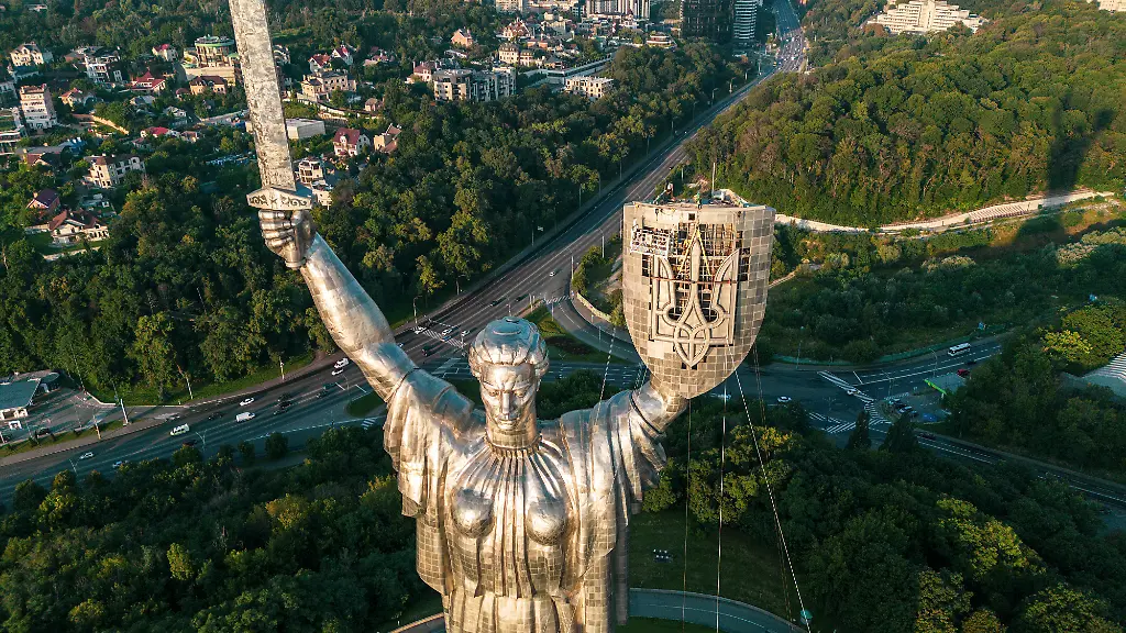 The-coat-of-arms-of-Ukraine-mounted-on-the-shield-of-the-Mother-Motherland-Monument-instead-of-a-Soviet-one-on-the-grounds-of-the-National-Museum-of-the-History-of-Ukraine-in-World-War-II-in-Kiev-Ukraine-August-6-2023