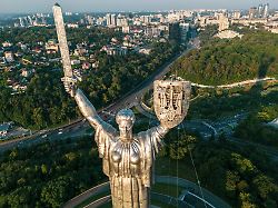 Ukraine entfernte Sowjet-Symbole: Russland attackiert riesiges Mahnmal in Kiew