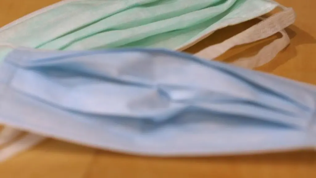 Medizinischer-Mundschutz-in-einer-Apotheke