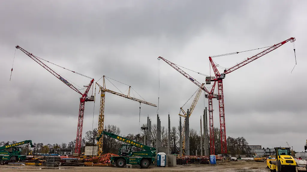 Kraene-stehen-auf-einer-Baustelle-fuer-das-neue-Schwarz-Digits-Rechenzentrum-Auf-dem-Gelaende-des-ehemaligen-Kraftwerks-Luebbenau-soll-eines-der-groessten-und-nachhaltigsten-Rechenzentren-in-Deutschland-entstehen