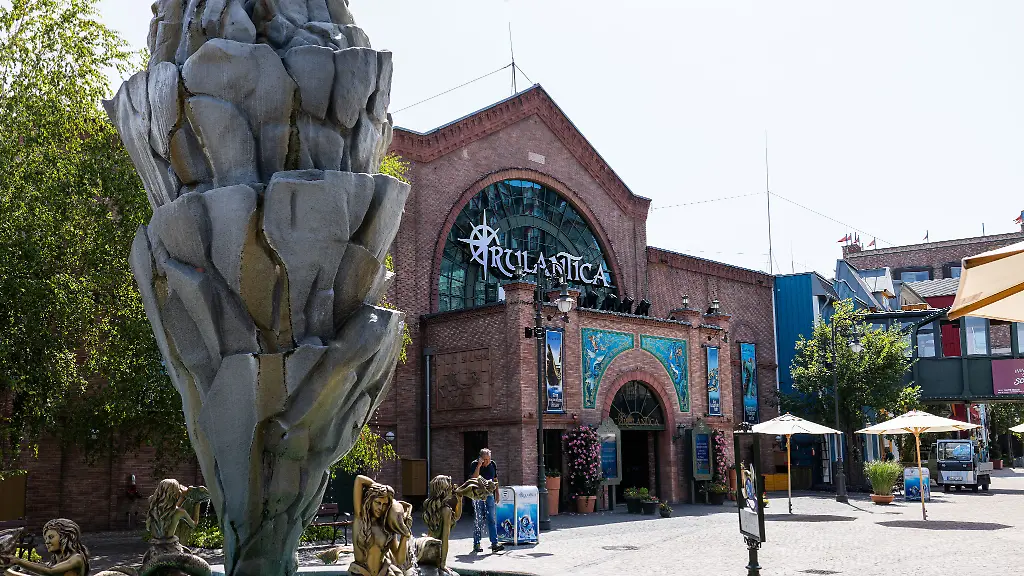 Der-Schriftzug-Rulantica-ist-ueber-dem-Eingang-des-gleichnamigen-Spassbads-des-Europa-Parks-zu-sehen-Ein-mutmasslicher-Taeter-hatte-ein-sechsjaehriges-Maedchen-am-Wochenende-09-10-08-2025-aus-dem-Freizeitbad-gelockt-und-sexuell-missbraucht