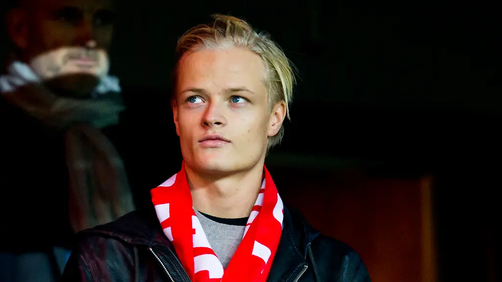 Oslo-Norway-20151112-EM-qualification-play-off-football-men-Norway-Hungary-0-1-Marius-Borg-Hoiby-and-Princce-Sverre-Magnus-left-before-the-match-between-Norway-and-Hungary-at-Ullevaal-Stadium-on-Thursday-night
