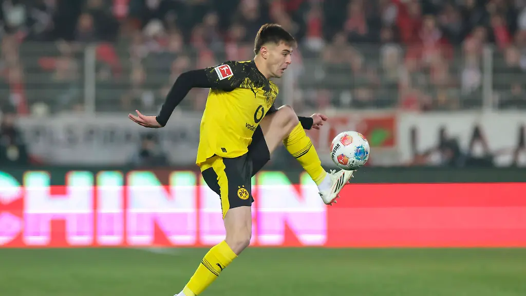 Aaron-Anselmino-Borussia-Dortmund-kontrolliert-den-Ball-Bundesliga-1-FC-Union-Berlin-v-Borussia-Dortmund-Stadion-An-der-Alten-Foersterei-am-24-January-2026-in-Berlin-Deutschland-Foto-von-Marco-Steinbrenner-DeFodi-Images-Aaron-Anselmino-Borussia-Dortmund-controls-the-ball-Bundesliga-1-FC-Union-Berlin-v-Borussia-Dortmund-Stadion-An-der-Alten-Foersterei-January-24-2026-in-Berlin-Germany-Photo-by-Marco-Steinbrenner-DeFodi-Images-DFL-regulations-prohibit-any-use-of-photographs-as-image-sequences-and-or-quasi-video