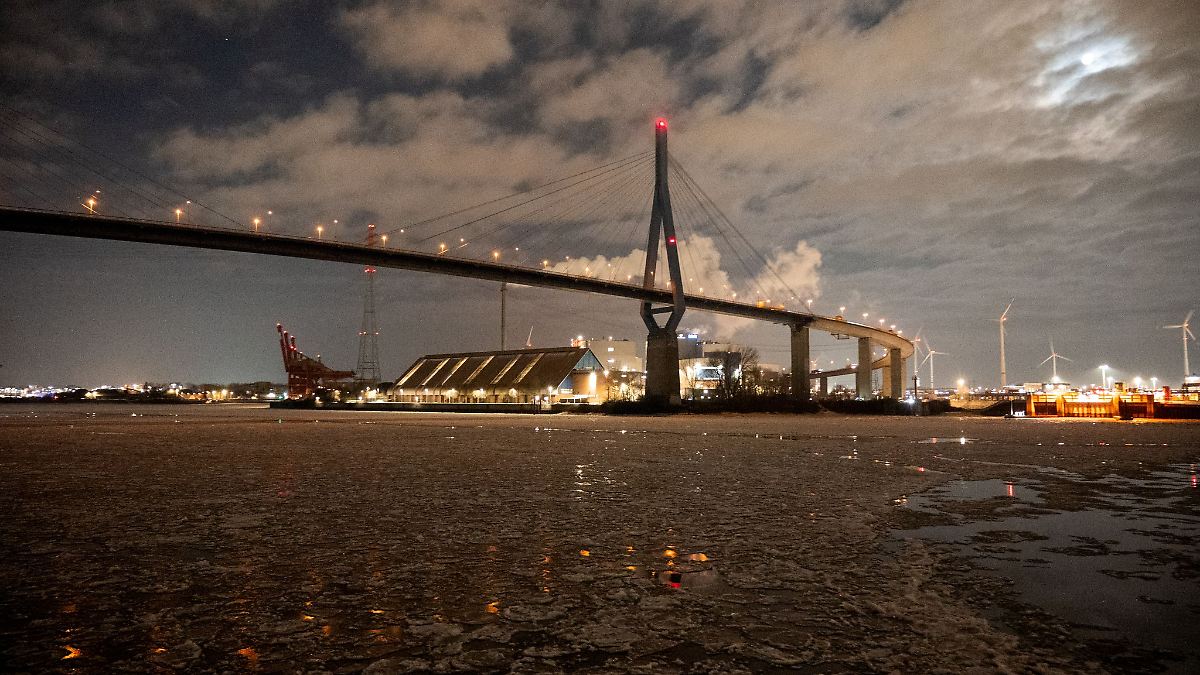Eisschollen behindern Fähren im Hamburger Hafen