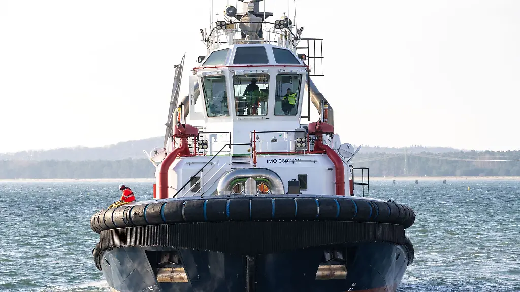 Ein-Schlepper-des-Ruegener-LNG-Terminals-musste-erneut-zu-einem-anderweitigen-Sicherungseinsatz-ausruecken