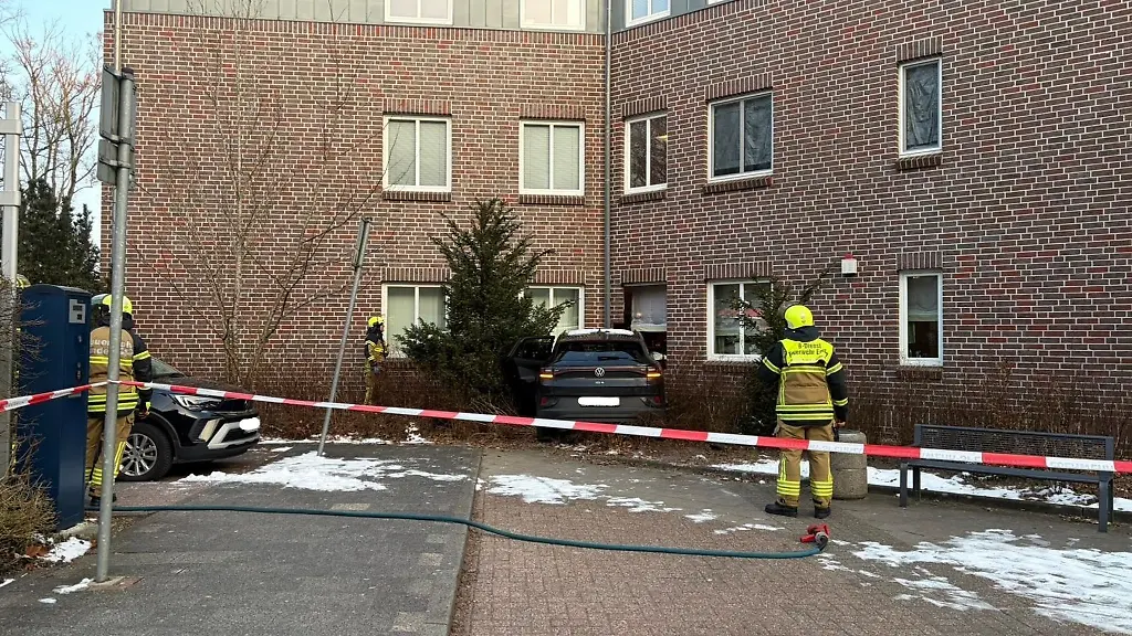 Nachdem-ein-Mann-mit-seinem-Auto-gegen-die-Hauswand-eines-Aerztehauses-gekracht-ist-sichert-das-Technische-Hilfswerk-THW-das-Gebaeude