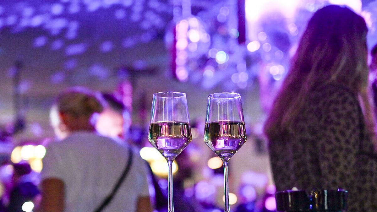 Die-Gefahr-im-Glas-K-o-Tropfen-Wie-sich-Clubs-gegen-Spiking-wappnen