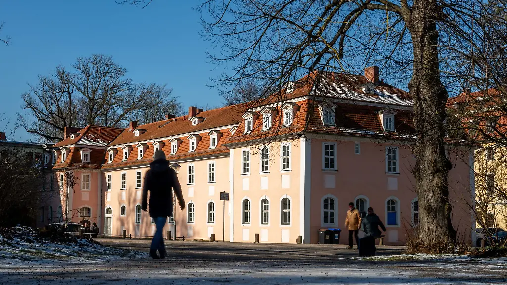 Nach-Willen-der-Stadt-soll-das-einstige-Wohnhaus-der-Goethe-Freundin-Charlotte-von-Stein-1742-1827-kuenftig-in-neuem-Glanz-erstrahlen-und-moeglichst-kulturell-genutzt-werden