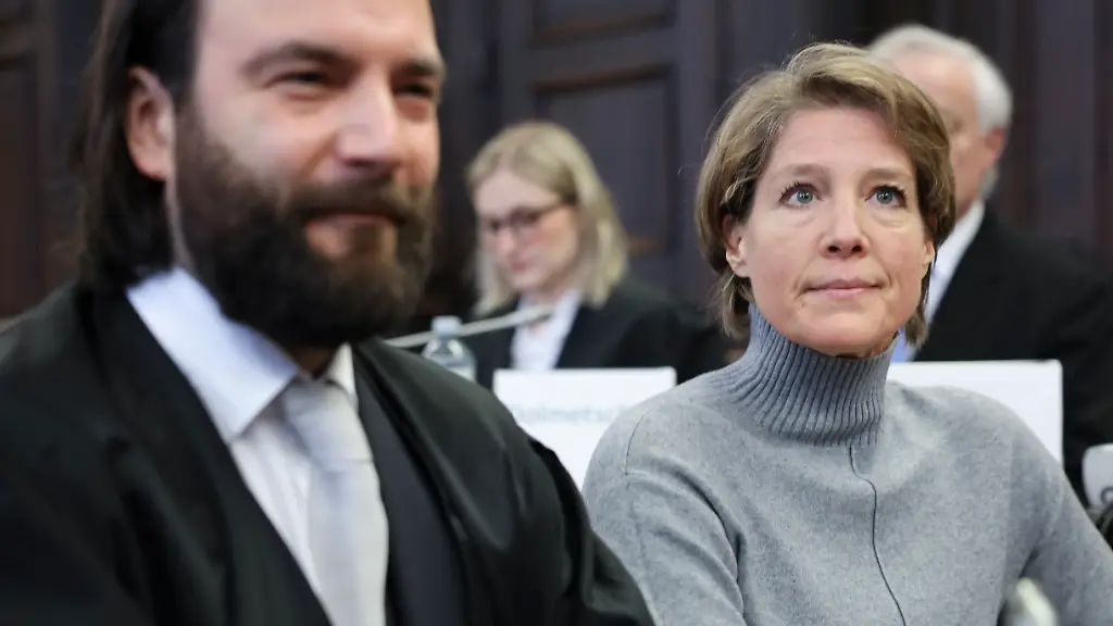 Christina-Block-r-deutsche-Gastronomin-und-Unternehmerin-und-Rechtsanwalt-Ingo-Bott-einer-der-beiden-Verteidiger-von-Block-zu-Beginn-eines-weiteren-Verhandlungstags-im-Prozess-wegen-mutmasslicher-Kindesentfuehrung-im-Gerichtssaal-im-Landgericht-Hamburg-In-einer-Nacht-und-Nebel-Aktion-wurden-in-der-Silvesternacht-2023-24-zwei-Kinder-der-Gastronomie-Unternehmerin-C-Block-von-Daenemark-nach-Deutschland-gebracht-Wegen-der-mutmasslichen-Entfuehrung-findet-am-Landgericht-Hamburg-der-Prozess-statt-unter-anderem-gegen-Block