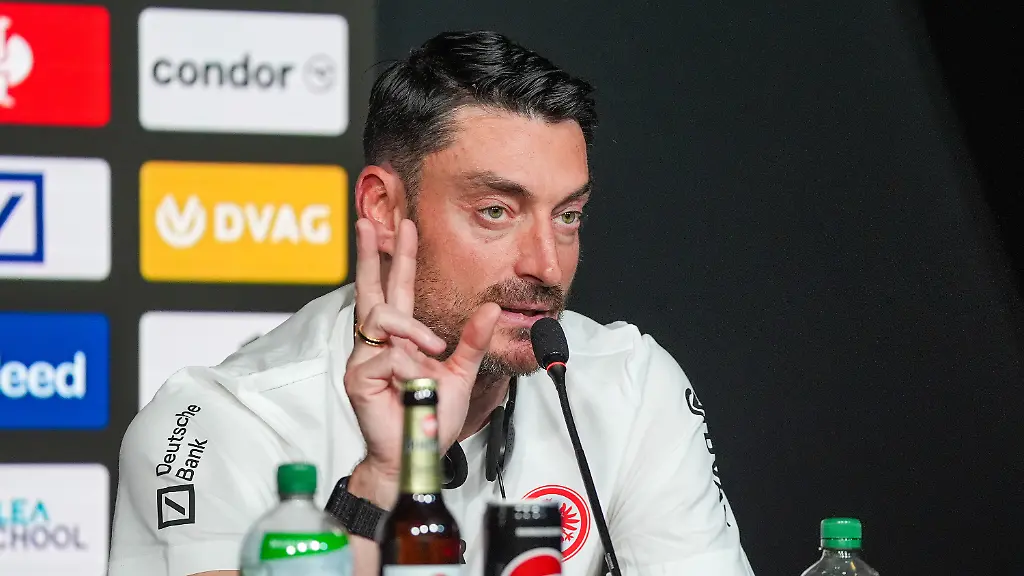 Fussball-Bundesliga-PK-Eintracht-Frankfurt-mit-dem-neuen-Trainer-Trainer-Albert-Riera-Eintracht-Frankfurt-erklaert-seine-drei-Regeln-in-der-Pressekonferenz
