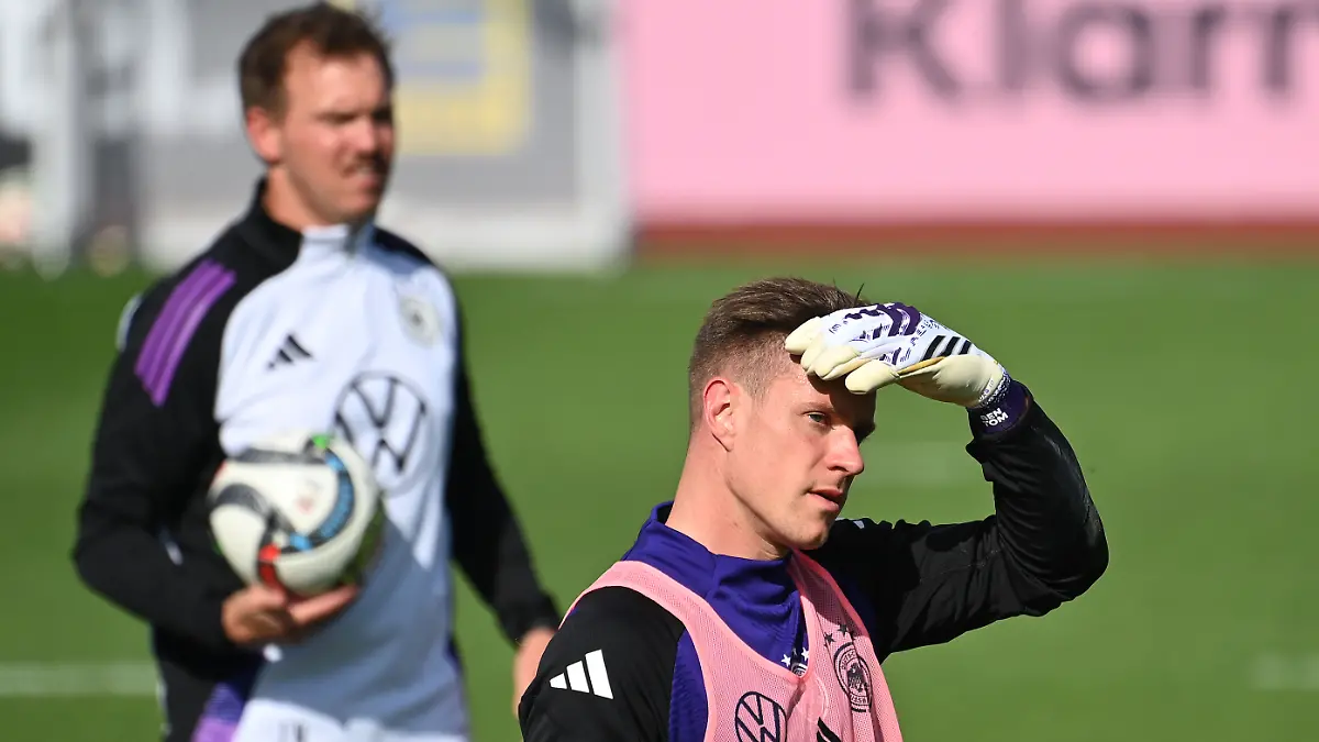 Torwart-Marc-Andre-ter-Stegen-skeptisch-Gestik-hi-Bundestrainer-Julian-NAGELSMANN-GER-Oeffentliches-Training-Deutsche-Fussball-Nationalmannschaft-Trainingslager-in-Herzogenaurach-am-30-05