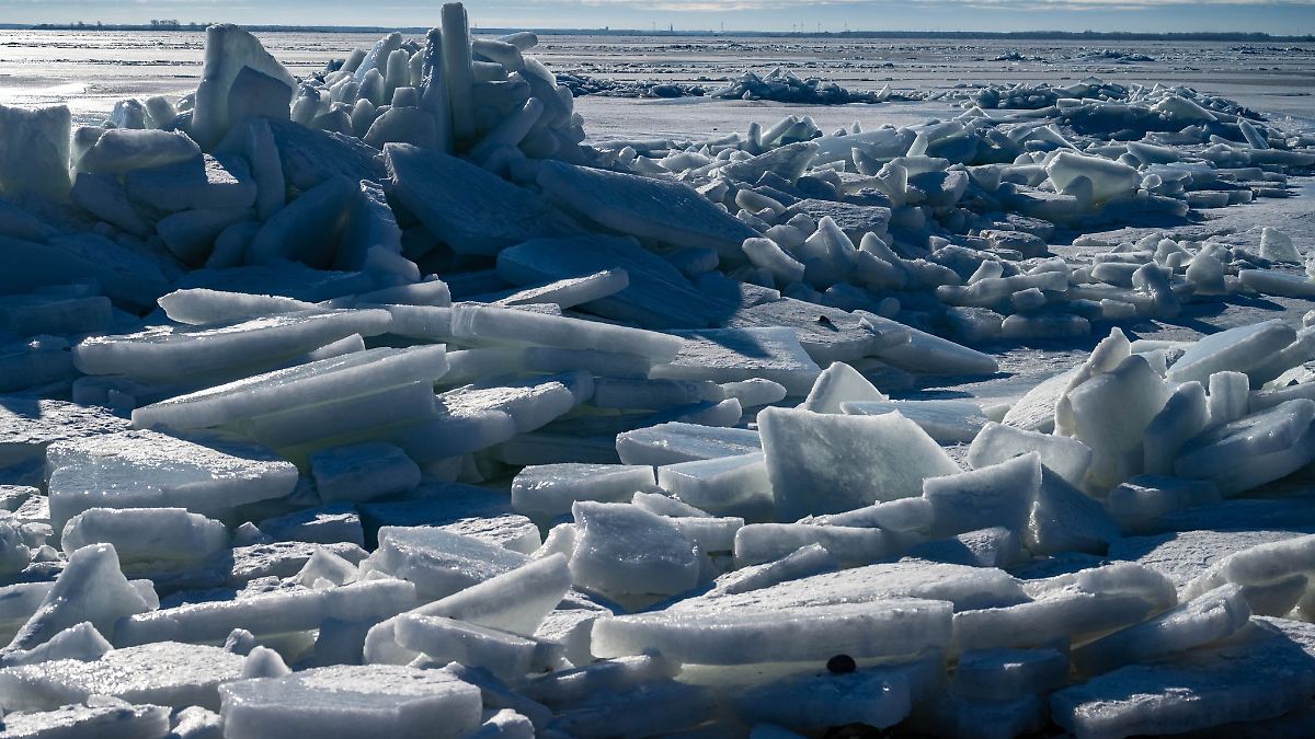 Rügen: Eisschollen türmen sich zu meterhohen Eisbergen auf