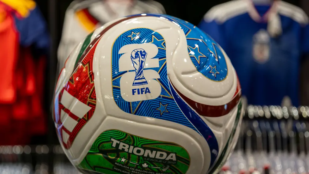 ADIDAS-TRIONDA-offizieller-Spielball-des-FIFA-World-Cup-2026-in-einem-Sportgeschaeft
