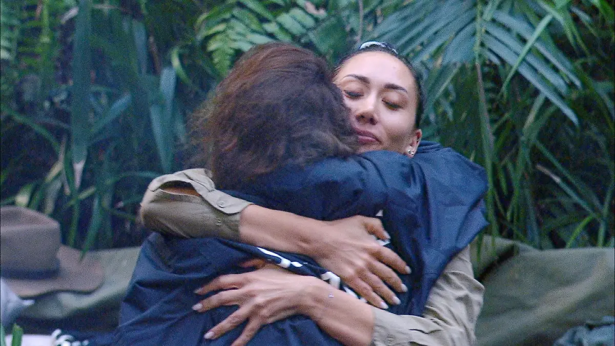 ACHTUNG-SPERRFRIST-FUeR-ALLE-MEDIEN-BIS-ZUM-SHOWENDE-DIENSTAG-03-FEBRUAR-2026-22-30-UHR-Samira-Yavuz-r-und-Simone-Ballack-fallen-sich-in-die-Arme-Die-Verwendung-des-sendungsbezogenen-Materials-ist-nur-mit-dem-Hinweis-und-Verlinkung-auf-RTL-gestattet