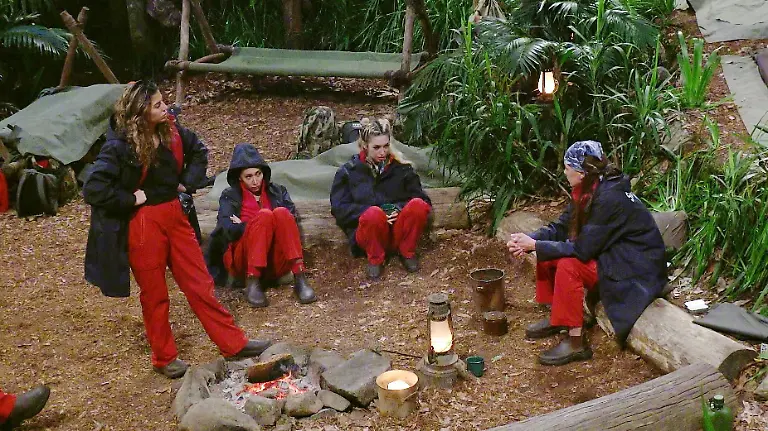 ACHTUNG-SPERRFRIST-FUeR-ALLE-MEDIEN-BIS-ZUM-SHOWENDE-DIENSTAG-03-FEBRUAR-2026-22-30-UHR-Am-Lagerfeuer-wird-es-grundsaetzlich-Maenner-sind-argh-sagt-Simone-Ballack-r-zu-Eva-Benetatou-Samira-Yavuz-2-v-l-und-Ariel-und-erklaert-wie-schwierig-es-sei-den-richtigen-Partner-zu-finden-Die-Verwendung-des-sendungsbezogenen-Materials-ist-nur-mit-dem-Hinweis-und-Verlinkung-auf-RTL-gestattet