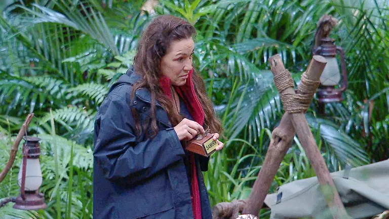 ACHTUNG-SPERRFRIST-FUeR-ALLE-MEDIEN-BIS-ZUM-SHOWENDE-DIENSTAG-03-FEBRUAR-2026-22-30-UHR-Simone-Ballack-greift-zur-Schnecken-Figur-und-richtet-sich-an-Samira-Die-Verwendung-des-sendungsbezogenen-Materials-ist-nur-mit-dem-Hinweis-und-Verlinkung-auf-RTL-gestattet