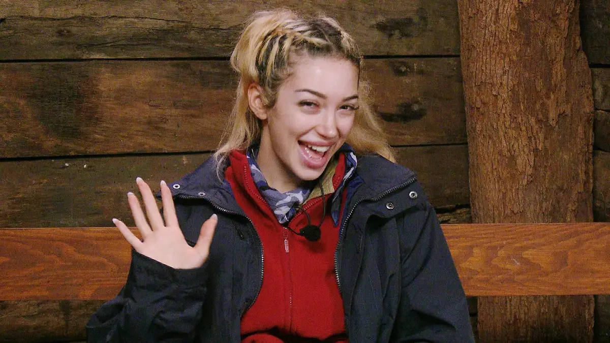 ACHTUNG-SPERRFRIST-FUeR-ALLE-MEDIEN-BIS-ZUM-SHOWENDE-DIENSTAG-03-FEBRUAR-2026-22-30-UHR-Ariel-nimmt-das-Thema-Spielerfrau-mit-Humor-Im-Dschungeltelefon-sagt-sie-Ich-waere-gerne-eine-Spielerfrau-Also-wenn-es-irgendeinen-Fussballer-gibt-Ich-bin-free-Die-Verwendung-des-sendungsbezogenen-Materials-ist-nur-mit-dem-Hinweis-und-Verlinkung-auf-RTL-gestattet