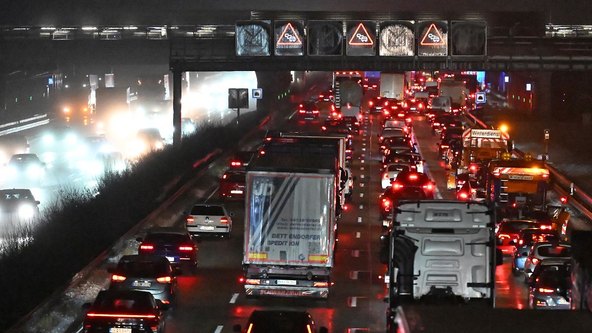 flugausf-lle-in-frankfurt-schneef-lle-sorgen-f-r-30-kilometer-stau-auf-der-a3