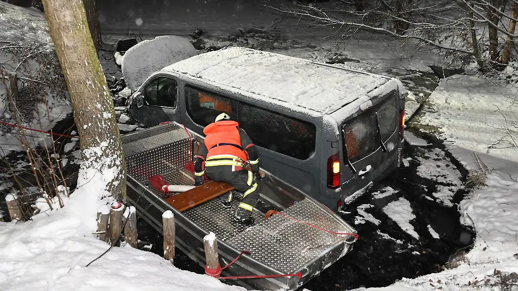 Der-Transporter-kam-in-einer-Kurve-von-der-Fahrbahn-ab