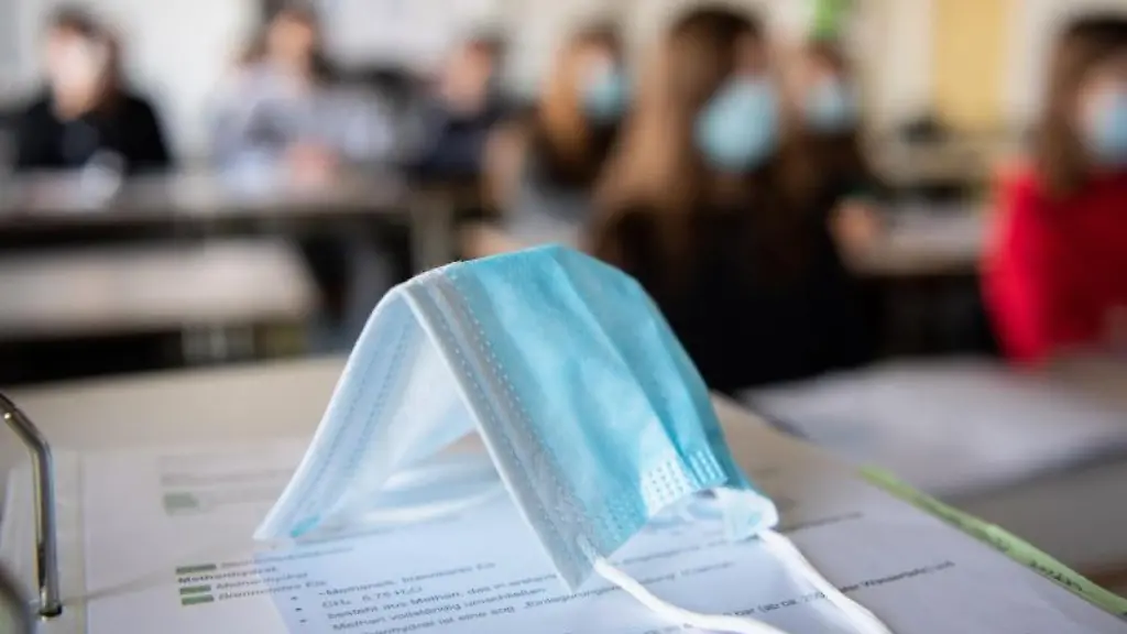 Eine-Maske-liegt-auf-Unterrichtsunterlagen