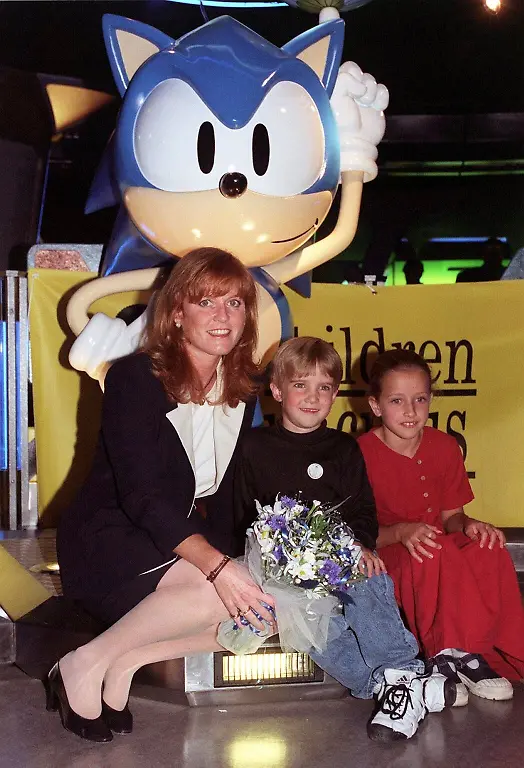 Gruppenbild-mit-Herzogin-Die-Herzogin-von-York-laesst-sich-mit-dem-sechsjaehrigen-Alex-Small-aus-Weybridge-und-der-achtjaehrigen-Holly-Evans-aus-South-Cerney-in-Glouchestershire-am-11-9-1996-im-kuerzlich-eroeffneten-Segaworld-Hightech-Park-im-Trocadero-in-London-fotografieren-1500-Gaeste-kamen-zu-einem-vergnueglichen-Nachmittag-in-den-Vergnuegungspark-an-dem-Sarah-als-Gastgeberin-fungierte-um-Geld-fuer-ihre-Stiftung-Children-in-Crisis-zu-sammeln