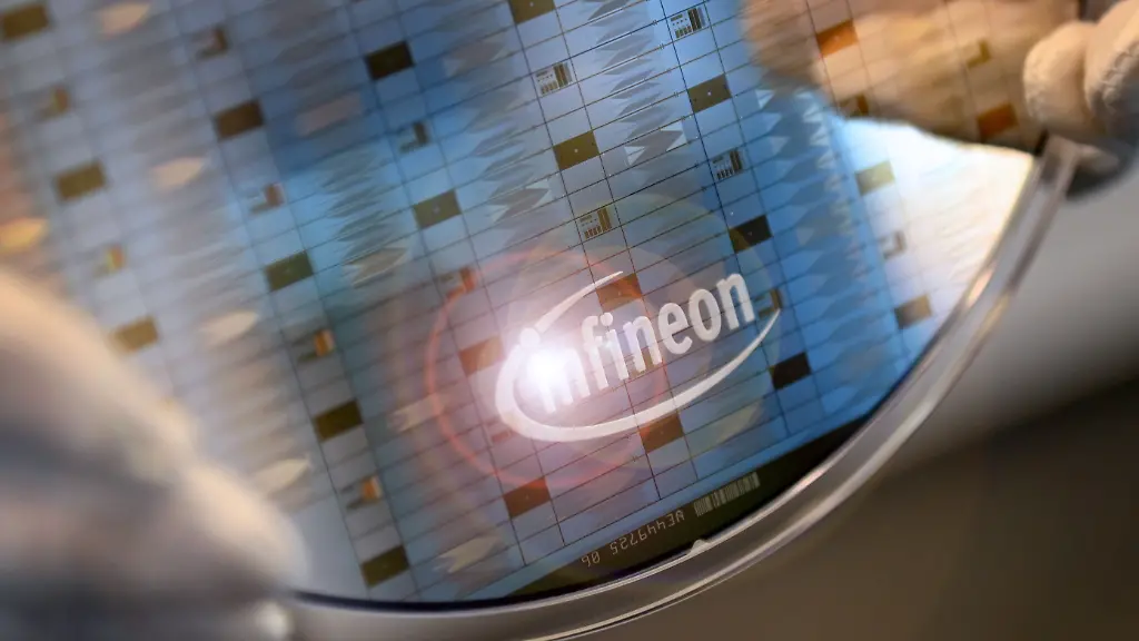 Wafer-mit-Ionenfallen-Quantenprozessoren-Infineon-Schriftzug-Logo-Firmenlogo-Firmenemblem-Close-Up-Jahrespressekonferenz-INFINEON-Technologies-AG-am-12-11-2025-in-Neubiberg