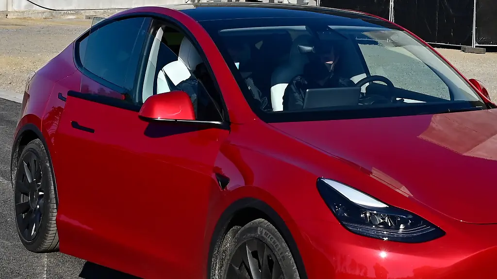 Ein-Tesla-Model-Y-steht-zum-Tag-der-offenen-Tuer-vor-dem-Werk-der-Tesla-Gigafactory-Die-vielen-Einwaende-gegen-die-Fabrik-des-US-Elektroautobauers-Tesla-bei-Berlin-werden-seit-Dienstag-erneut-oeffentlich-eroertert