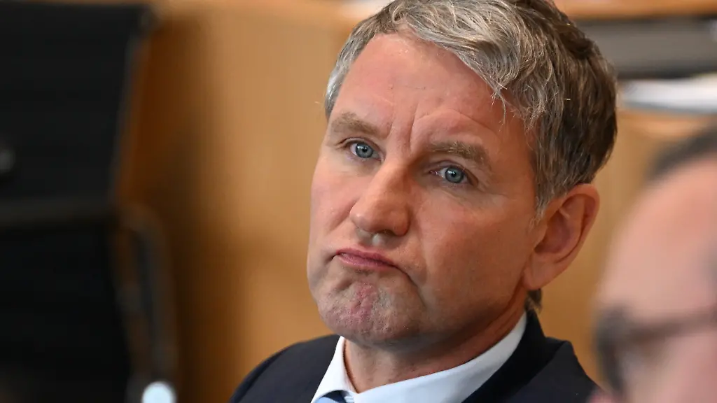 Bjoern-Hoecke-AfD-Fraktionschef-im-Plenarsaal-waehrend-der-Sitzung-des-Thueringer-Landtags-Am-Vortag-hatte-der-Landtag-Mario-Voigt-zum-neuen-Ministerpraesidenten-gewaehlt