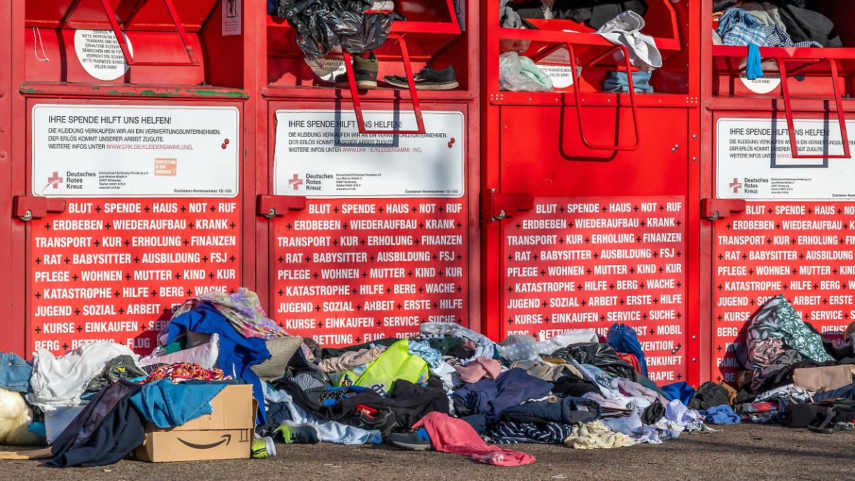 Wut-auf-chinesischen-Modem-ll-Die-Altkleidercontainer-sind-voll-mit-diesem-Schrott-