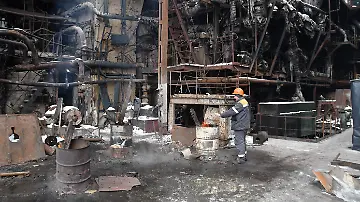 570694118