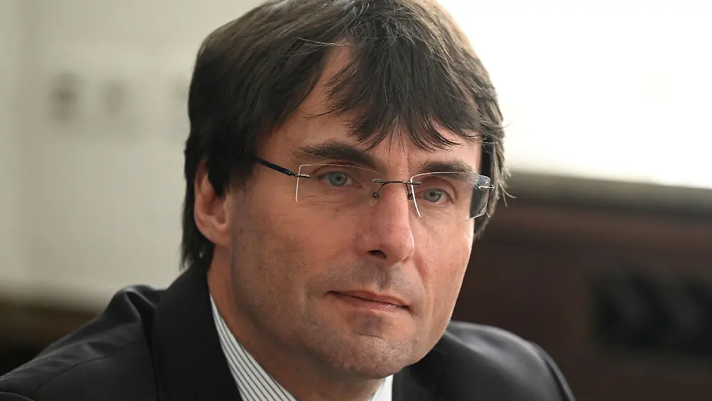 Der-Streit-ueber-eine-stark-sanierungsbeduerftige-Polizeiliegenschaft-in-Wuppertal-beschaeftigt-jetzt-auch-den-nordrhein-westfaelischen-Landtag-Finanzminister-Marcus-Optendrenk-CDU-steht-in-einer-Sondersitzung-des-Haushaltsausschusses-Rede-und-Antwort-Archivbild