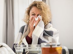 Infektion mit demselben Virus: Warum manche nur schniefen - und andere schwer erkranken