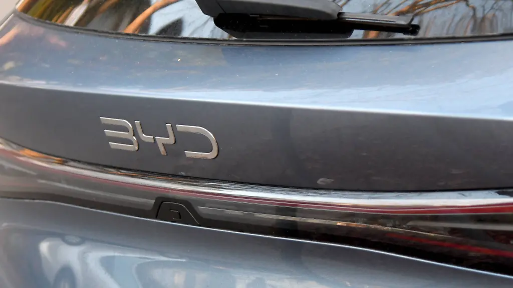BYD-Logo-auf-der-Kuehlerhaube-eines-in-China-produzierten-E-Autos-BYD-hat-Tesla-als-groessten-Hersteller-von-E-Fahrzeugen-ueberrundet-Mittlerweile-sieht-man-auch-auf-deutschen-Strassen-mehr-und-mehr-Autos-des-chinesischen-Autobauers