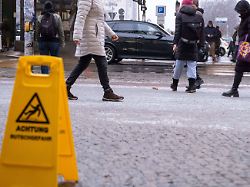 In manchen Regionen fällt Schnee: Gefrierender Regen sorgt für neue Eispanzer