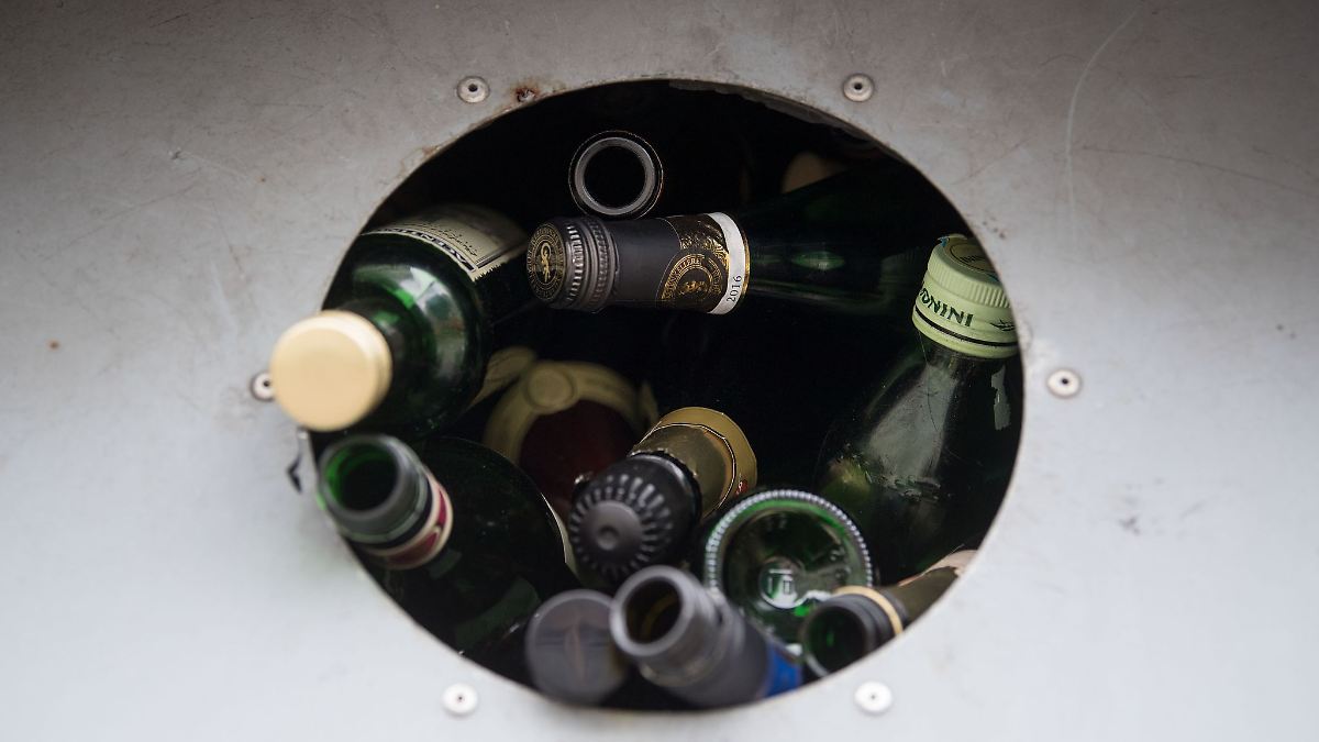 Wohin-mit-der-blauen-Flasche-So-wird-Glas-richtig-entsorgt