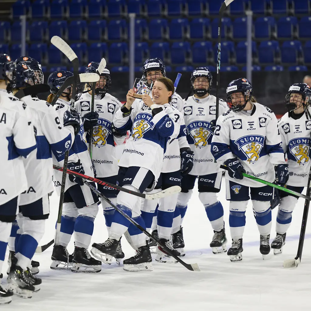 Team-Finnland-feiert-den-Sieg-des-Tourniers-mit-Michelle-Karvinen-nach-den-Spiel-der-Womens-Hockey-Euro-Tour-zwischen-der-Schweiz-und-Finlad-fotografiert-am-Samstag-30-August-2025-in